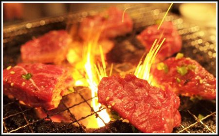 網で焼かれるお肉